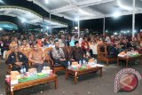 Memeriahkan Hari Jadi ke-52 Kabupaten Tanah Laut pemerintah kabupaten setempat menggelar Pagelaran Wayang Kulit semalam suntuk dengan lakon Kresno Gugat dengan Ki Dalang Bagong Darmono dari Klaten, Jogyakarta, Sabtu (9/12) malam. Foto:Antaranews Kalsel/Arianto/G.