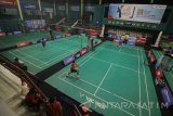 Sejumlah atlet bulutangkis usia muda mengikuti pertandingan Pertamina Open Badminton Championship 2017 di GOR Sudirman, Surabaya, Jawa Timur, Senin (11/12). Pertamina Open Badminton Championship 2017 yang digelar mulai 11-16 Desember tersebut diikuti sekitar 450 atlet bulutangkis dari seluruh daerah di Indonesia sebagai  ajang pembinaan pebulutangkis muda dan upaya mengembangkan olah raga bulutangkis di Indonesia. Antara Jatim/Moch Asim/17.