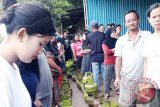 Warga Kelurahan Mabuun, Kecamatan Murung Pudak harus antre untuk mendapatkan LPG 3 kilogram di pangkalan milik Suriansyah, Selasa (11/12). Dengan harga Rp 18 ribu untuk isi ulang LPG 3 kilogram pihak pangkalan menyiapkan 120 tabung. Foto:Antaranews Kalsel/Herlina Lasmianti/G.