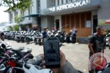 Petugas kepolisian menunjukkan foto narapidana kabur asal asal Amerika Serikat, Christian Beasley di Lapas Kerobokan, Kabupaten Badung, Bali, Selasa (12/12). Polisi masih memburu napi tersebut yang diduga kabur dengan memanjat dinding lapas pada Senin (11/12). ANTARA FOTO/Wira Suryantala/wdy/2017.