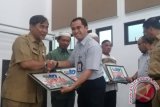 PT Timah salurkan pinjaman bergulir Rp6,916 miliar kepada 168 pelaku UMKM dan koperasi di lingkungan operasional perusahaan tambang Provinsi Kepulauan Bangka Belitung di Pangkalpinang, Selasa (12/12). (antarababel.com/Aprionis)