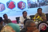 Plt Sekda Sumut Ibnu S Hutomo (kanan) bersama Kepala Badan Pengkajian dan Pengembangan Perdagangan (BP3) Kementerian Perdagangan, Kasan Muhri (tengah) dan Kepala Badan Ketahanan Pangan Kementerian Pertanian, Agung Hendriadi (kiri) memimpin rapat koordinasi kesiapan barang kebutuhan pokok di Medan, Sumatra Utara, Selasa (12/12). Rapat tersebut membahas tentang stabilitas pasokan dan harga kebutuhan pokok masyarakat menjelang Natal dan Tahun Baru 2018. ANTARA SUMUT/Septianda Perdana/17