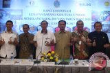 Plt Sekda Sumut Ibnu S Hutomo (tengah) bersama Kepala Badan Pengkajian dan Pengembangan Perdagangan (BP3) Kementerian Perdagangan, Kasan Muhri (kiri ketiga), Kepala Badan Ketahanan Pangan Kementerian Pertanian, Agung Hendriadi (kiri kedua), Kepala Perwakilan Bank Indonesia Provinsi Sumut Arif Budi Santoso (kanan kedua), Kadis Perindustrian dan Perdagangan Sumut Alwin (kanan) dan Direktur Ditreskrimsus Polda Sumut Kombes Pol Toga Panjaitan (kiri) usai memimpin rapat koordinasi kesiapan barang kebutuhan pokok di Medan, Sumatra Utara, Selasa (12/12). Rapat tersebut membahas tentang stabilitas pasokan dan harga kebutuhan pokok masyarakat menjelang Natal dan Tahun Baru 2018. ANTARA SUMUT/Septianda Perdana/17

