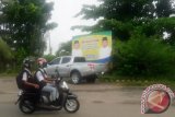 Pemasangan baliho dari bakal calon Bupati dan Wakil Bupati Tabalong, Anang Syakhfiani-Mawardi di pagar Pertamina diprotes sejumlah kalangan. Meski isi baliho hanya sekadar pemberitahuan untuk melanjutkan mewujudkan Tabalong lebih agamis, sejahtera dan mandiri. Foto:Antaranews Kalsel/Herlina Lasmianti/G.