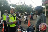 Satuan Lalu lintas Polres Tabalong menggelar razia kendaraan bermotor di Jalan Pandan Arum Kecamatan Murung Pudak. Razia yang
dipimpin Kasatlantas Polres Tabalong AKP M. Noor Chaidir mengamankan 18 STNK dan 5 SIM. Foto:Antaranews Kalsel/ist/G.