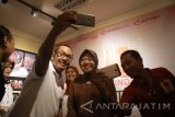 Sejumlah pewarta LKBN Antara Biro Jawa Timur berswafoto bersama walikota Surabaya Tri Rismaharini (tengah) di sela pameran foto Retrospeksi Jawa Timniman\ur di kantor LKBN Antara Jawa Timur di Surabaya, Jawa TImur, Rabu (13/12). Kehadiran sejumlah tokoh/pejabat yang menjadi publik figur dalam pameran Retrospeksi Jawa Timur 2017 itu menjadi magnet tersendiri bagi tamu undangan maupun anggota keluarga besar LKBN Antara Biro Jawa Timur untuk melakukan swafoto sebagai kenang-kenangan. Antara Jatim/Ari Bowo Sucipto/mas/17.