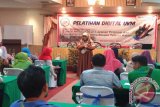 Manager HR & CDC Telkom Witel Kalsel Ivana Paulina memberikan materi Pelatihan Digital terhadap pelaku UKM di Grand Mentari Banjarmasin, Selasa (5/12). Pelatihan Digital UKM untuk meningkatkan layanan promosi dan pemasaran produk Mitra Binaan Telkom Kalsel tersebut diikuti sedikitnya 50 pelaku UKM di kota Banjarmasin.(Foto Antaranews Kalsel/Herry Murdy Hernawan/f)