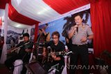 Kabid Humas Polda Jatim Kombespol Frans Barung Mangera (kanan) bernyanyi diiringi musik akustik menjelang pembukaan pameran foto Retropeksi Jatim 2017 di Surabaya, Rabu (13/12). Pameran foto dan peluncuran buku foto bertema Retrospeksi Jawa Timur 2017 yang digelar bersamaan dengan HUT ke-80 LKBN Antara tersebut dihadiri ratusan tamu undangan dari berbagai kalangan masyarakat, birokrasi dan swasta yang menjadi. Antara Jatim/Budi Candra Setya/mas/17