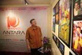 Konsul Jenderal Australia di Surabaya Chris Barnes menyaksikan foto yang dipajang dalam pameran foto Retrospeksi Jawa Timur 2017 di kantor LKBN Antara Biro Jatim di Surabaya, Jawa Timur, Rabu (13/12). Irfan Anshori/Antara Jatim/mas/17.