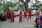 Sejumlah model memperagakan busana dalam 'Dhoho Street Fashion 3rd' di Taman Sekartaji, Kota Kediri, Jawa Timur, Kamis (14/12). Dalam kegiatan tersebut Dekranasda menggandeng sejumlah desainer baik lokal maupun nasional untuk mengenalkan tenun ikat Kediri. Antara Jatim/Asmaul Chusna/mas/17.