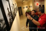 Kepala LKBN Antara Biro Jawa Timur Akhmad Munir(kanan) berbincang dengan Kepala PN Surabaya Soetjadmiko(kiri) tentang foto Peristiwa Perobekan Bendera Belanda di Hotel Yamato Karya Pewarta Antara Abdul Wahab ketka acara Pameran Foto Retrospeksi 2017 di Graha Antara Surabaya, Rabu (13/12). Pameran Retrospeksi Jawa Timur 2017 tersebut menampilkan 80 karya foto para pewarta foto Antara di seluruh wilayah Jawa Timur dan 15 foto zaman kemerdekaan karya pewarta foto Abdul Wahab Saleh, juga peluncuran buku foto jurnalistik 'Retrospeksi Jawa Timur 2017'. Antara Jatim/Irfan Anshori/17