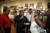 Kepala LKBN Antara Biro Jawa Timur Akhmad Munir(kiri) bersama dengan Kepala PN Surabaya Soetjadmiko(dua kiri) serta Kapolrestabes Surabaya Kombespol Rudi Setiawan di sela acara Pameran Foto Retrospeksi 2017 di Graha Antara Surabaya, Rabu (13/12). Pameran Retrospeksi Jawa Timur 2017 tersebut menampilkan 80 karya foto para pewarta foto Antara di seluruh wilayah Jawa Timur dan 15 foto zaman kemerdekaan karya pewarta foto Abdul Wahab Saleh, juga peluncuran buku foto jurnalistik 'Retrospeksi Jawa Timur 2017'. Antara Jatim/Irfan Anshori/17