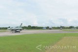 Pesawat tempur F-16 Figting Falcon menuju Shelter Skadron Udara 3 sesaat setelah mendarat di Pangkalan Udara TNI AU (Lanud) Iswahjudi, Magetan, Jawa Timur, Selasa (12/12). Sebanyak empat unit pesawat tempur F-16 yang tiba di Lanud Iswahjudi Selasa (12/12) merupakan bagian dari 24 pesawat tempur F-16 C/D hibah dari Amerika Serikat.  Rencananya pesawat-pesawat tempur F-16 tersebut akan melengkapi Skuadron Udara 3 Lanud Iswahjudi dan Skuadron Udara 16 Lanud Rusmin Nuryadin, Pekanbaru. Antara Jatim/Siswowidodo/mas/17.