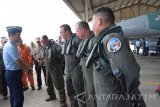 Komandan Pangkalan Udara TNI AU (Lanud) Iswahjudi Marsekal Pertama TNI Samsul Rizal (kiri) berbincang dengan para pilot tempur Amerika Serikat usai memiloti pesawat tempur F-16 Figting Falcon Shelter Skadron Udara 3 sesaat setelah mendarat di Pangkalan Udara TNI AU Iswahjudi, Magetan, Jawa Timur, Selasa (12/12). Sebanyak empat unit pesawat tempur F-16 yang tiba di Lanud Iswahjudi Selasa (12/12) merupakan bagian dari 24 pesawat tempur F-16 C/D hibah dari Amerika Serikat.  Rencananya pesawat-pesawat tempur F-16 tersebut akan melengkapi Skuadron Udara 3 Lanud Iswahjudi dan Skuadron Udara 16 Lanud Rusmin Nuryadin, Pekanbaru. Antara Jatim/Siswowidodo/mas/17.