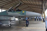 Penerbang pesawat tempur Amerika Serikat berada di cockpit pesawat tempur F-16 Figting Falcon di Shelter Skadron Udara 3 sesaat setelah mendarat di Pangkalan Udara TNI AU (Lanud) Iswahjudi, Magetan, Jawa Timur, Selasa (12/12). Sebanyak empat unit pesawat tempur F-16 yang tiba di Lanud Iswahjudi Selasa (12/12) merupakan bagian dari 24 pesawat tempur F-16 C/D hibah dari Amerika Serikat.  Rencananya pesawat-pesawat tempur F-16 tersebut akan melengkapi Skuadron Udara 3 Lanud Iswahjudi dan Skuadron Udara 16 Lanud Rusmin Nuryadin, Pekanbaru. Antara Jatim/Siswowidodo/mas/17.