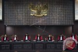 Ketua Majelis Hakim Mahkamah Konstitusi (MK) Arief Hidayat (tengah) bersama sejumlah anggota bersiap meninggalkan ruangan seusai membacakan putusan perkara pengujian UU Nomor 17 tahun 2014 tentang MPR, DPR, DPD, dan DPRD (UU MD3) di Ruang Sidang Gedung MK, Jakarta, Kamis (14/12). Majelis Hakim Mahkamah Konstitusi (MK) dalam putusannya mengabulkan penarikan kembali permohonan para pemohon dalam perkara tersebut. ANTARA FOTO/Aprillio Akbar/wdy/2017.