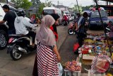 Pasar mingguan yang digelar tiap Jumat di Kelurahan Jangkung, Kabupaten Tabalong menyebabkan kemacetan di ruas jalan ini. Pasalnya pedagang maupun pembeli memadati sisi jalan sehingga ruas jalan menyempit. Foto:Antaranews Kalsel/Antaranews/G.