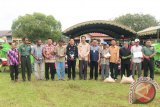 Bupati Tanah Laut H. Bambang Alamsyah menyerahkan bantuan alat mesin pertanian kepada Kelompok Tani Kecamatan Bajuin, Kamis (14/12). Foto:Antaranews Kalsel/Arianto/G.