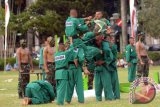 Prajurit TNI Angkatan Darat Kodam IX/Udayana menampilkan atraksi keterampilan bela diri saat peringatan Hari Juang Kartika 2017, di Lapangan Puputan Badung, Denpasar, Bali, Jumat (15/12). Kegiatan tersebut sekaligus bertujuan untuk menumbuhkan semangat juang generasi muda cinta NKRI. ANTARA FOTO/Wira Suryantala/wdy/2017