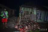 Warga menyaksikan rumah yang ambruk akibat gempa bumi di Desa Sumelap, Kota Tasikmalaya, Jawa Barat, Sabtu (16/12). Gempa berkekuatan 6,9 skala richter dan berpotensi tsunami dilaporkan terjadi pada Jumat (15/12) pukul 23:47:58 WIB di wilayah Tasikmalaya. ANTARA JABAR/Adeng Bustomi