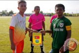 Penyerang Sekolah Sepak Bola (SSB) Bintang Timur Atambua Crespo Hale (kanan) berpose dengan Kapten Timnas Pelajar Timor Leste Santos (kiri) jelang pertandingan Sepak Bola Perbatasan di Lapangan Sekolah Sepak Bola Bintang Timur Atambua Kabupaten Belu, NTT (16/12). Pertandingan Sepak Bola Perbatasan tersebut digelar oleh Kementerian Pemuda Olahraga (Kemenpora) sebagai bagian dari program Kemenpora sebagai ajang persahabatan antara negara sekaligus melakukan pembinaan usia dini. ANTARA FOTO/Kornelis Kaha/wdy/2017