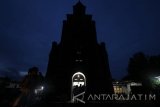 Sejumlah jemaah keluar dari dalam bangunan cagar budaya Gereja Merah, di Kota Kediri, Jawa Timur, Minggu (17/12). Gereja bernama asli Kerkeeraad Der Protestanche yang dibangun pada tahun 1904 oleh kolonial Belanda tersebut menjadi salah satu destinasi wisata andalan Kota Kediri. Antara Jatim/Prasetia Fauzani/mas/17.