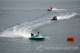 Sejumlah peserta memacu kecepatan powerboat ketika berlangsungnya Kejuaraan Powerboat 2017 di Koarmatim Surabaya, Jawa Timur, Minggu (17/12). Kejuaraan Powerboat 2017 tersebut dalam rangka memeriahkan Hari Armada Republik Indonesia 2017. Antara Jatim/M Risyal Hidayat/mas/17.