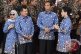 Presiden Joko Widodo (kedua kanan) dan Ibu Negara Iriana Joko Widodo (kanan), Wakil Presiden Jusuf Kalla (kedua kiri) dan Ibu Mufidah Jusuf Kalla (kiri) berbicang disela-sela foto bersama dengan penerima Anugerah Tanda Kehormatan Satyalancana Kebaktian Sosial Donor Darah Sukarela di Istana Bogor, Jawa Barat, Minggu (17/12). Memperingati Hari Kesetiakawanan Sosial Nasional, pemerintah bersama PMI menganugerahkan Tanda Kehormatan Satyalancana Kebaktian Sosial sebagai apresiasi kepada 897 pendonor darah sukarela. ANTARA FOTO/Puspa Perwitasari/wdy/2017