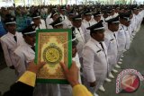 Para Kepala Desa (keuchik) mengucapkan sumpah jabatan saat prosesi pelantikan massal oleh Bupati Aceh Besar Mawardi Ali, di Jantho, Aceh Besar, Aceh, Senin (18/12). Pemerintah Kabupaten Aceh Besar melantik massal 86 'keuchik' periode 2017-2021 dari 23 kecamatan hasil pemilihan 'keuchik' langsung (pilchiksung). (ANTARA FOTO/Irwansyah Putra/kye/17)