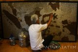 Kolektor uang, Bambang Soroso, membuat peta Indonesia dari uang koin kuno di Bandungrejosari, Malang, Jawa Timur, Senin (18/12).  Peta Indonesia seberat 100 kilogram tersebut dibuat dari 12.747 keping uang koin mulai pecahan setengah sen hingga 100 rupiah yang diproduksi tahun 1744 hingga tahun 1973. Antara Jatim/Ari Bowo Sucipto/mas/17.