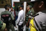 Petugas memeriksa identitas salah seorang penghuni kos di Kelurahan Blabak, Kota Kediri, Jawa Timur, Senin (18/12). Razia gabungan oleh petugas Satuan Polisi Pamong Praja (Satpol PP), Kepolisian, TNI, dan Badan Narkotika Nasional (BNN) di sejumlah rumah kos tersebut bertujuan menjaga suasana kondunsif menjelang perayaan Tahun Baru 2018. Antara Jatim/Prasetia Fauzani/mas/17.