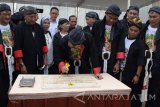 Menteri Ketenagakerjaan (Menaker) M Hanif Dhakiri (tengah) menandatangani prasasti peletakkan batu pertama pada pembangunan Rumah Pekerja Migran Indonesia di Kabupaten Ponorogo, Jawa Timur, Senin (18/12). Kementerian Tenaga Kerja bekerja sama dengan pengembang akan membangun 500 unit rumah untuk TKI dan purna TKI di Ponorogo dengan uang muka Rp10 juta, angsuran Rp900 ribu per bulan selama 15 tahun masa angsuran. Antara Jatim/Siswowidodo/mas/17.