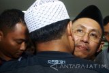 Terdakwa Bupati Pamekasan nonaktif Achmad Syafii (kanan) seusai menjalani sidang putusan kasus suap proyek Desa Dassok sebesar Rp 250 Juta terhadap Kajari Pamekasan terkait penanganan dugaan korupsi dana desa Pamekasan di Pengadilan Tindak Pidana Korupsi (tipikor) Surabaya di Juanda, Sidoarjo, Jawa Timur, Senin (18/12). Majelis hakim menjatuhkan vonis pidana penjara selama dua tahun delapan Bulan dan denda Rp 50 Juta. Antara Jatim/Umarul Faruq/mas/17.