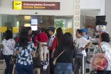 Petugas memeriksa tiket penumpang di Terminal Domestik Bandara Ngurah Rai, Senin (18/12). Bandara Ngurah Rai menyiapkan 477 penerbangan domestik tambahan atau 'extra flight' untuk antisipasi peningkatan penumpang pada musim liburan Natal dan Tahun Baru 2018. Antara Bali/Nyoman Budhiana/nym/2017.
