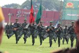 Sejumlah anggota peleton korps Infanteri TNI AD pembawa panji-panji tiba di Stadion Brawijaya, Kota Kediri, Jawa Timur, Selasa (19/12). Peleton Beranting Yudha Westu Pramuka Jaya 2017 tersebut berjalan kaki dari Ngawi dengan tujuan akhir di Makodam V Brawijaya Surabaya sebagai tradisi tahunan memperingati HUT ke-69 Infanteri. Antara Jatim/Prasetia Fauzani/mas/17.