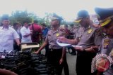 Kapolres Paser AKBP Roy Satya Putra (dua kanan) melakukan pengecekan semua senjata api para anggotanya di halaman Mapolres Paser, Rabu (20/12/2017), sebagaiÂ persiapan pengamanan perayaan Natal dan Tahun Baru 2018. Selain senjata api, sejumlah kendaraan dinas juga diperiksa kondisinya. (Antaranews Kaltim/R Wartono)