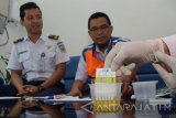 Petugas melakukan tes urine awak Kereta Api di ruangan lingkungan Dipo Stasiun Kereta Api (KA) Madiun, Jawa Timur, Kamis (21/12). Tes urine yang dilakukan secara mendadak pada para awak KA, petugas stasiun KA, juru langsir dan anggota Polsuskan dimaksudkan untuk mengantisipasi pemakaian narkoba dan alkohol terutama menghadapi masa angkutan liburan Natal dan Tahun Baru. Antara Jatim/Siswowidodo/mas/17.