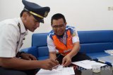 Petugas paramedis (kanan) menunjukkan surat pernyataan saat tes urine awak Kereta Api di ruangan lingkungan Dipo Stasiun Kereta Api (KA) Madiun, Jawa Timur, Kamis (21/12). Tes urine yang dilakukan secara mendadak pada para awak KA, petugas stasiun KA, juru langsir dan anggota Polsuskan dimaksudkan untuk mengantisipasi pemakaian narkoba dan alkohol terutama menghadapi masa angkutan liburan Natal dan Tahun Baru. Antara Jatim/Siswowidodo/mas/17.

