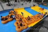 Sejumlah pengunjung bermain air di Taman Air (Water Park) di Atlantis Land, Surabaya, Jawa Timur, Senin (25/12). Wahana wisata baru tersebut ramai dikunjungi oleh warga yang berasal dari Surabaya maupun dari daerah lain di Jawa Timur untuk memanfaatkan liburan Natal dan Tahun Baru 2018. Antara Jatim/Didik Suhartono/mas/17.