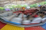 Sejumlah pengunjung mencoba 'Music Express' di Atlantis Land, Surabaya, Jawa Timur, Senin (25/12). Wahana wisata baru tersebut ramai dikunjungi oleh warga yang berasal dari Surabaya maupun dari daerah lain di Jawa Timur untuk memanfaatkan liburan Natal dan Tahun Baru 2018. Antara Jatim/Didik Suhartono/mas/17.