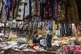 Pedagang menata pakaian batik di Bandung, Jawa Barat, Senin (25/12). Kementerian Perindustrian mengatakan nilai ekspor batik dan produk batik hingga Oktober 2017 mencapai US$ 51,15 juta (Rp 664 miliar) atau naik dari capaian semester pertama 2017 yang sebesar US$ 39,4 juta (Rp 511 miliar). ANTARA JABAR/M Agung Rajasa