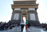 Pengunjung memadati Monumen Simpang Lima Gumul (SLG), Kediri, Jawa Timur, Senin (25/12). Monumen ikon Kediri yang baru saja selesai direnofasi tersebut pada libur Natal ramai dikunjungi oleh wisatawan dari berbagai daerah. Antara Jatim/Prasetia Fauzani/mas/17.