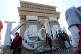 Pengunjung memadati Monumen Simpang Lima Gumul (SLG), Kediri, Jawa Timur, Senin (25/12). Monumen ikon Kediri yang baru saja selesai direnofasi tersebut pada libur Natal ramai dikunjungi oleh wisatawan dari berbagai daerah. Antara Jatim/Prasetia Fauzani/mas/17.