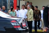 Presiden Joko Widodo (empat kanan) berbincang dengan Menteri Perdagangan, Enggartiasto Lukita (tiga kanan), Menteri BUMN, Rini Soemarno (dua kiri), Menteri ESDM, Ignasius Jonan (dua kanan), Kepala BPH Migas, M Fanshurullah Asa (kanan), Direktur Utama Pertamina, Elia Massa Manik (tiga kiri) usai meresmikan lembaga penyalur bahan bakar minyak satu harga di Terminal BBM Pertamina Pontianak, Kalbar, Jumat (29/12). Peresmian tersebut merupakan upaya pemerintah dalam mewujudkan energi berkeadilan bagi masyarakat di wilayah 3T (tertinggal, terdepan, dan terluar). ANTARA FOTO/Jessica Helena Wuysang/17