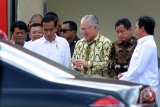 Presiden Joko Widodo (empat kanan) berbincang dengan Menteri Perdagangan, Enggartiasto Lukita (tiga kanan), Menteri ESDM, Ignasius Jonan (dua kanan), Kepala BPH Migas, M Fanshurullah Asa (kanan), Direktur Utama Pertamina, Elia Massa Manik (kiri) usai meresmikan lembaga penyalur bahan bakar minyak satu harga di Terminal BBM Pertamina Pontianak, Kalbar, Jumat (29/12). Peresmian tersebut merupakan upaya pemerintah dalam mewujudkan energi berkeadilan bagi masyarakat di wilayah 3T (tertinggal, terdepan, dan terluar). ANTARA FOTO/Jessica Helena Wuysang/17