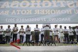 Puluhan guru honorer melakukan salat Dhuha dan doa bersama di Alun-alun Kota Bandung, Jawa Barat, Rabu (27/12). Kegiatan tersebut dalam rangka meminta pemerintah mengangkat status mereka menjadi PNS. ANTARA JABAR/M Agung Rajasa