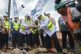 Gubernur Jawa Barat Ahmad Heryawan (ketiga kiri) bersama Wakil Gubernur Deddy Mizwar (ketiga kanan) meletakan batu pertama saat groundbreaking pembangunan Masjid Raya Al Jabbar di Jalan Cimincrang, Bandung, Jawa Barat, Jumat (29/12). Pembangunan masjid tiga lantai dengan luas 29 hektar yang dapat menampung 33 ribu jamaah itu menghabiskan dana sekitar Rp 913 milyar dan ditargetkan selesai Desember 2018 untuk tahap pembangunan pertama. ANTARA JABAR/Raisan Al Farisi