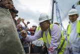 Gubernur Jawa Barat Ahmad Heryawan (tengah) disaksikan Wakil Gubernur Deddy Mizwar (kanan) menandatangani prasasti saat groundbreaking pembangunan Masjid Raya Al Jabbar di Jalan Cimincrang, Bandung, Jawa Barat, Jumat (29/12). Pembangunan masjid tiga lantai dengan luas 29 hektar yang dapat menampung 33 ribu jamaah itu menghabiskan dana sekitar Rp 913 milyar dan ditargetkan selesai Desember 2018 untuk tahap pembangunan pertama. ANTARA JABAR/Raisan Al Farisi