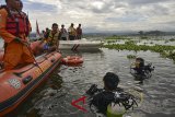 Tim Gabungan SAR melakukan pencarian korban perahu tenggelam di Waduk Cirata, Maniis, Purwakarta, Jawa Barat, Jumat (22/12). Tim gabungan SAR dan BPBD Jawa Barat masih terus melakukan pencarian sekitar 6 korban  yang  masih belum ditemukan akibat perahu tenggelam saat menyeberang Waduk Cirata pada Kamis (21/12) sore lalu dan 15 orang korban berhasil diselamatkan. ANTARA JABAR/Novrian Arbi