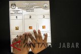 Tangan warga yang tergabung dalam Kelompok Ikatan Tunanetra Muslim Indonesia meraba contoh surat suara saat sosialisasi tahapan Pemilihan Gubernur dan Wakil Gubernur di Bandung, Jawa Barat, Rabu (27/12). Kegiatan tersebut untuk mensosialisasikan tata cara memilih bagi warga penyandang tunanetra pada Pilgub Jawa Barat 27 Juni 2018 mendatang. ANTARA JABAR/M Agung Rajasa